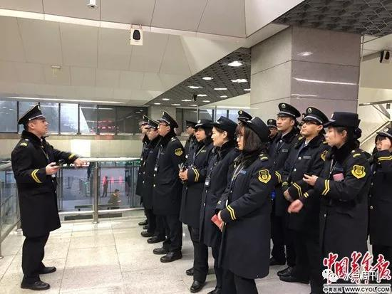 曹宇在晚高峰前点名。