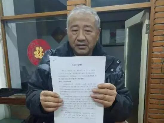 ▷ 秦光华的头发已白，他把洗刷污点视为余生最重要的事