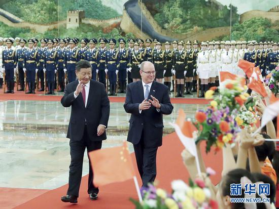 2018年9月7日，国家主席习近平在人民大会堂北大厅为来访的阿尔贝二世亲王举行欢迎仪式。新华社记者 刘卫兵 摄