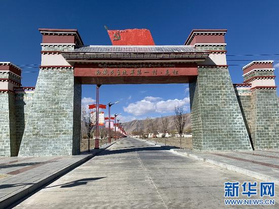 克松村村口。新华网 达珍 摄