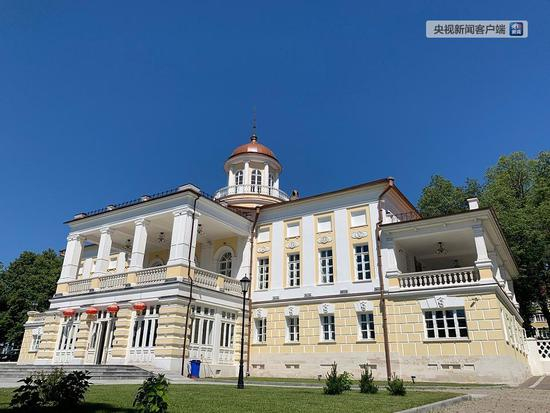 　　△莫斯科西南郊区五一村的帕尔科瓦亚大街18号，这一栋典雅的别墅坐落在白桦林中。它就是中国共产党第六次全国代表大会会址。（央视记者拍摄）