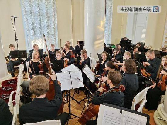 △现场乐团。（国广记者蔡靖骉拍摄）