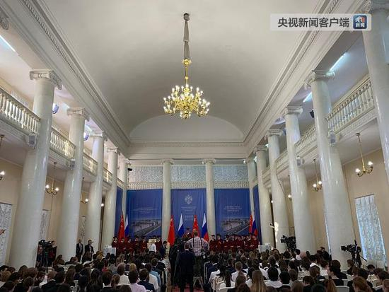 △这是举行仪式的二层大讲堂现场。（央视记者段德文拍摄）