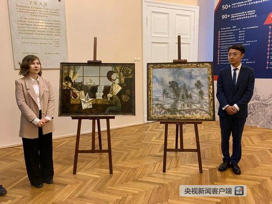 　　△仪式结束后，俄罗斯学生和中国留学生分别向习主席和普京总统赠送油画作品。（央视记者罗晓丹拍摄）