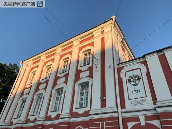 　　△圣彼得堡国立大学主楼有“1724”字样和一枚校徽。1724年是彼得大帝下令创建该校的年份。（央视记者段德文拍摄）