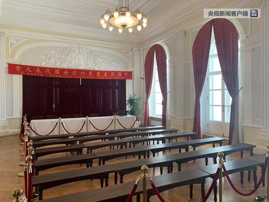 　　△位于小楼二层的会议室。当年就是在这里，共产国际代表布哈林作了《中国革命与中国共产党的任务》报告，瞿秋白作了政治报告，周恩来作了组织报告和军事报告，李立三作了农民问题报告。（央视记者拍摄）