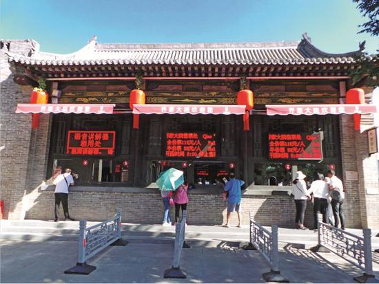 8月17日，乔家大院景区重新营业后，成人票价格从138元下调为115元。摄影/本刊记者 周群峰