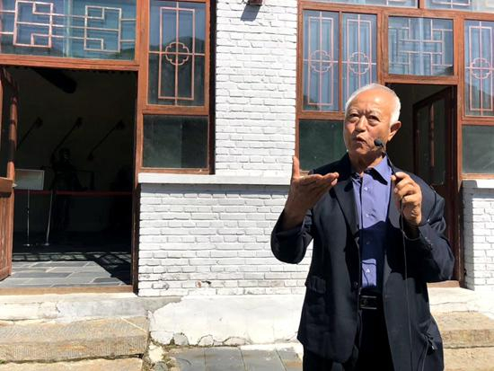 堂上村退休老书记李增军讲述红歌诞历史。