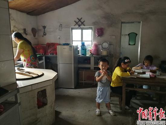 　　9月18日，安徽省六安市舒城县晓天镇，一名陪读奶奶正在给孩子们做晚饭。本文图片除署名外均为中国青年报