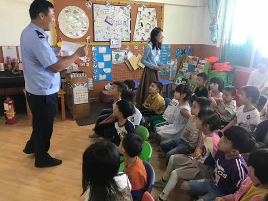 林新志给幼儿园小朋友及老师上防诈课