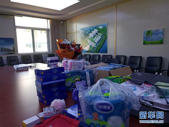 这是山西太原市妇幼保健院护士韩蕾出征湖北前，同事们为她整理的行囊（2月9日摄）。 新华社发