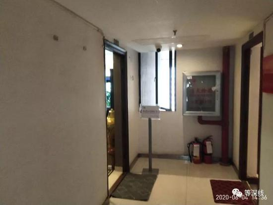 在港注册的中国云铜（集团）有限公司驻昆明代表处办公室，位于昆明市北一处普通写字楼内，图左墙上在6月3日时，曾挂有一块中国云铜驻昆明代表处的金色招牌，长约50厘米，高约30厘米。6月4日，记者再赴此处时，招牌已取下。门前水牌上写有“谢绝入内”等字样。&nbsp; &nbsp; &nbsp; &nbsp; &nbsp;《等深线》记者&nbsp;程维 &nbsp;摄影