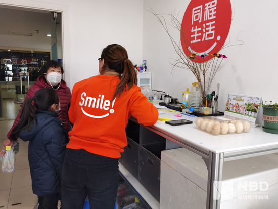 2020年腊月，晓君正在准备给社区业主配送团购货物 每经记者 夏冰 摄