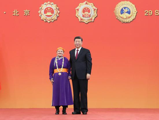 △2019年9月29日，习近平总书记向“人民楷模”国家荣誉称号获得者都贵玛颁授奖章。