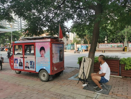 7月14日，李太屯小区门口，一个自称要蹭郭刚堂热度的寻亲者在此直播。新京报记者 汪畅 摄