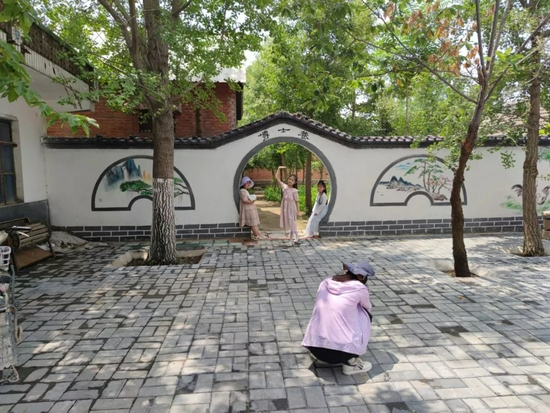 游客驱车前来博士巷拍照。摄影/陈威敬