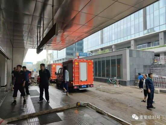 　▲7月18日，金安桥地铁站A口抢险车辆 新京报记者 赵敏 摄