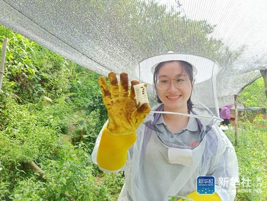 这是黄文秀生前的工作照（资料照片）。新华社发