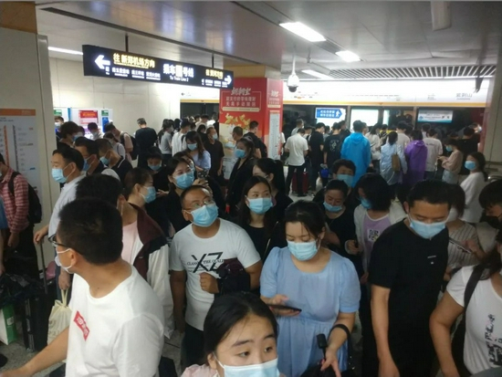  2021年7月20日，郑州，紫荆山地铁站内乘客在等待地铁。受强降雨影响，郑州地铁1、2号线调整运营区间。（图|人民视觉）