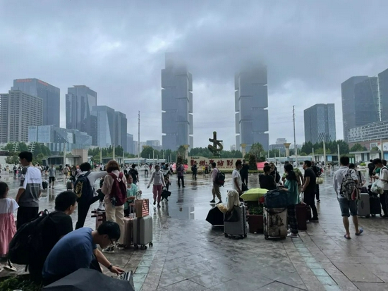 　7月21日上午11时，郑州东站的乘客。摄影/本刊记者 邱慧