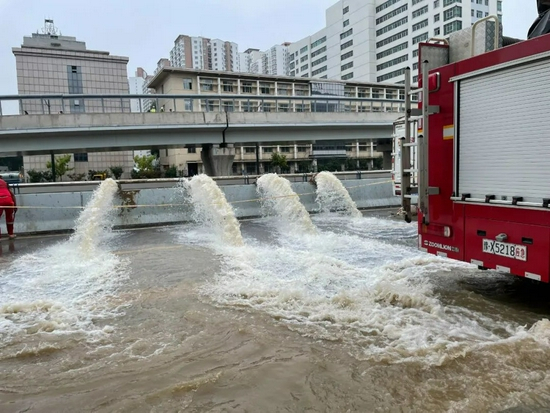 隧道里被抽出的积水被分流至两侧的主干道。摄影/本刊记者 邱慧