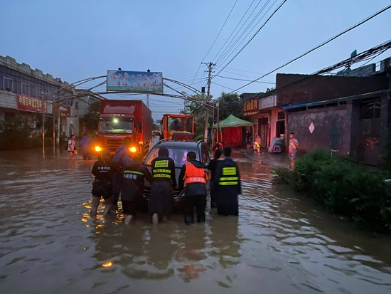 刘菁菁在孟庄镇高村救援。受访者供图