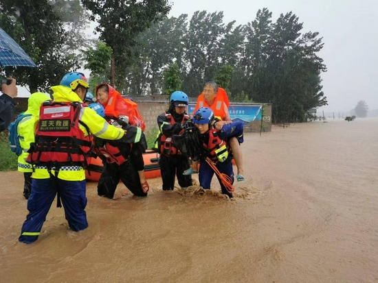  救援队转移村民。受访者供图