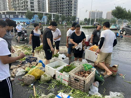 部分商贩将饭店储存的蔬菜拿出，缺少基本生活物资的市民很快将蔬菜抢购一空。