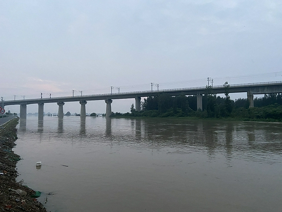 水位不断上涨的卫河，防汛人员严阵以待。