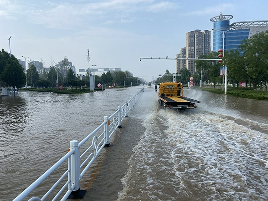 卫辉市内涝严重的一段区域，一辆救援车辆驶过。本文图均来自 澎湃新闻记者 赵思维 摄