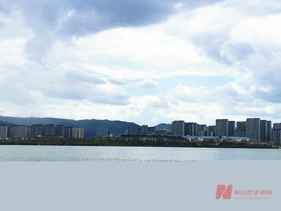 草海一侧的项目 每经记者 陈利 摄