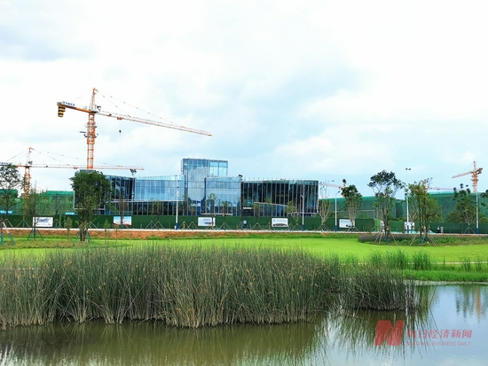 紧邻环湖路的宝能项目 每经记者 陈利 摄