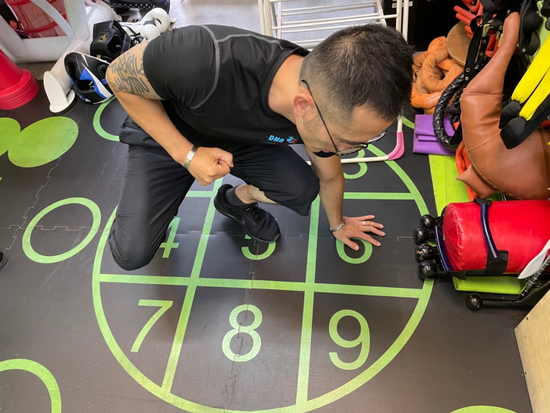  沈韦羲在演示对灵活性与反应能力的训练（摄影/陈玉琪）