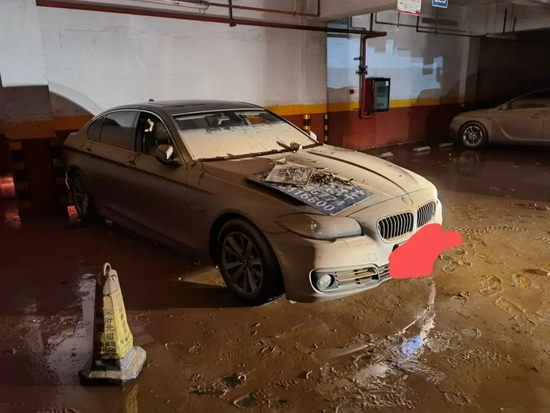  △地库抽干水后，刘胜利找到了自己那辆“惨不忍睹”的宝马