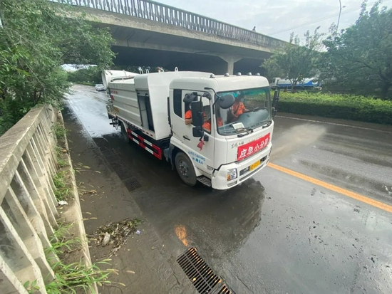  有关部门正在进行清淤作业。新京报记者 王贵彬 摄
