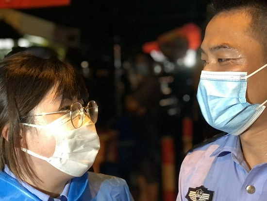  在小区站完最后一班岗的警察夫妻。