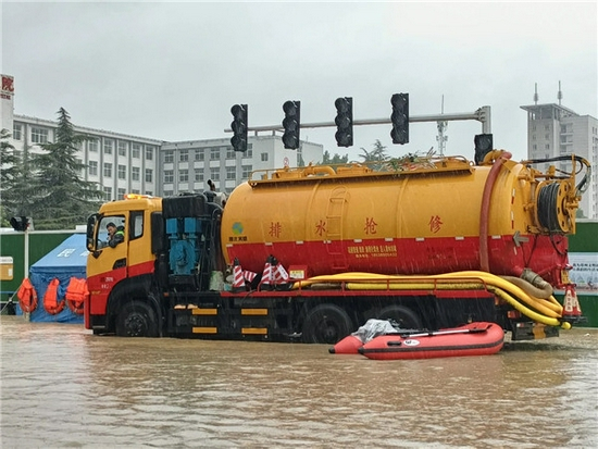 （22日暴雨中的郑州街头。图源“二七发布”）
