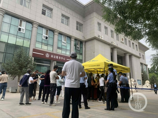 ▲8月21日上午，宁夏中卫市沙坡头区法院外，涉案人员家属及个别公益志愿者参与旁听。摄影/上游新闻记者 沈度