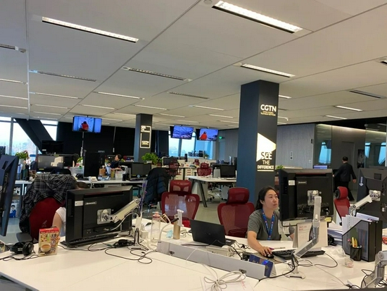 CGTN策划部DESK系统值班人员工作场景。