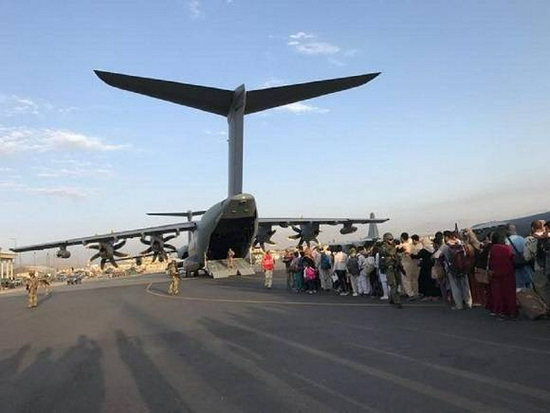 　　（图片说明：8月24日，人们在阿富汗首都喀布尔国际机场排队等候乘坐德国军用飞机离开。新华社发）