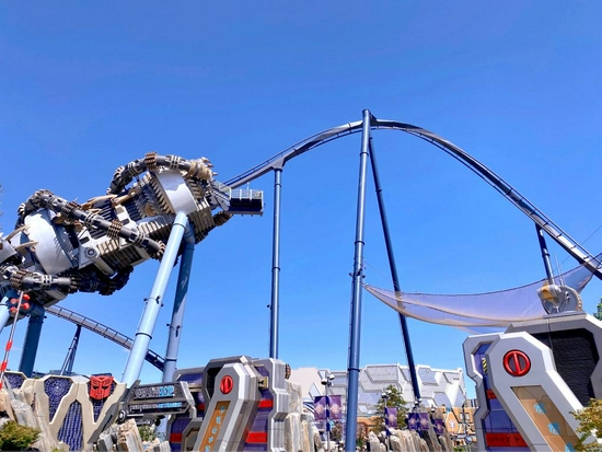  北京环球度假区变形金刚主题景区的霸天虎过山车。新华社记者张漫子摄