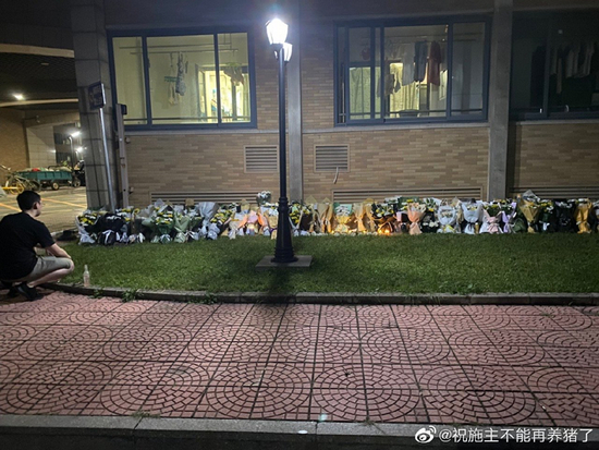  事发地点摆满了悼念鲜花 图源/网友