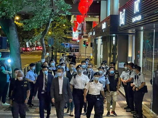 ·香港警队“一哥”萧泽颐（前排穿灰色西服者）带队抓捕黑帮分子。