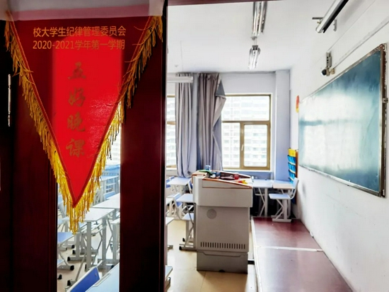 　　黑龙江职业学院主教学楼——清华楼内的教室。学生们在此上课及晚自习，　班级晚自习表现好，能得“五好晚课”红旗。摄影/本刊记者 杜玮