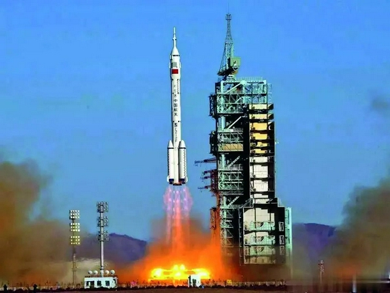 2003年10月15日上午9时整，神舟五号载人飞船在酒泉卫星发射中心载人航天发射场成功发射升空。