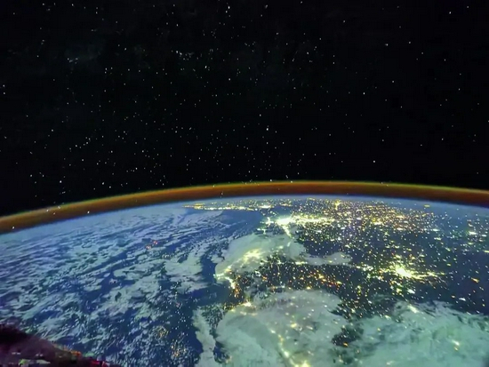 2021年7月30日，神舟十二号航天员汤洪波拍下地球上万家灯火的壮观景象，宇宙繁星与人类文明交相辉映。