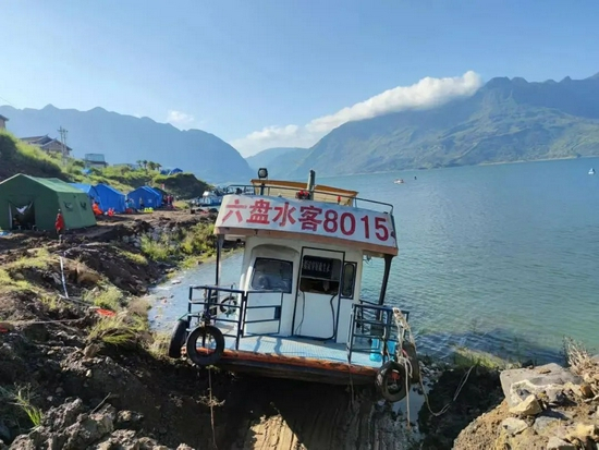 9月20日，侧翻客船位置已经摆正。新京报记者 赵敏 摄