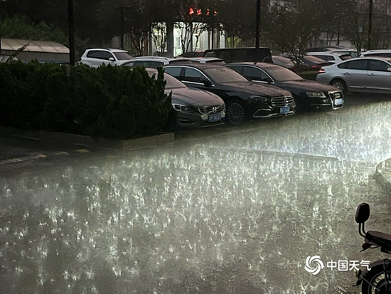 9月9日，北京多地出现降雨伴有雷电。（图/中国天气网王晓）