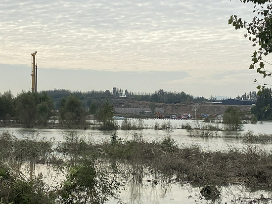 事发点道路两侧已经被封，河北漫过事发的王母桥。