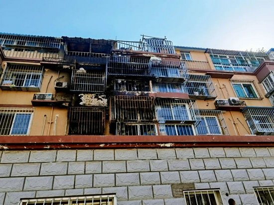  9月20日，北京通州区，因电动车电池在家充电发生火灾的小区。摄影/本刊记者&nbsp;杜玮